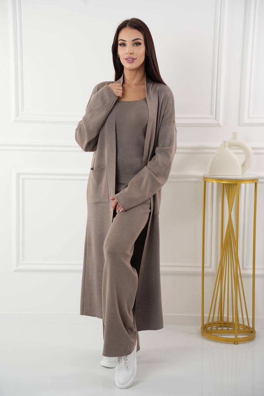 🌟Эти стильные трикотажные тройки созданы из мягкого и качественного материала, идеально подходящего для уютного образа. Комплект включает кардиган, топ и брюки, обеспечивая комфорт и тепло. Высококачественная ткань устойчива к скатыванию и сохраняет безупречный вид даже после множества стирок. Нежные оттенки и лаконичный дизайн делают комплект универсальным для любых случаев.